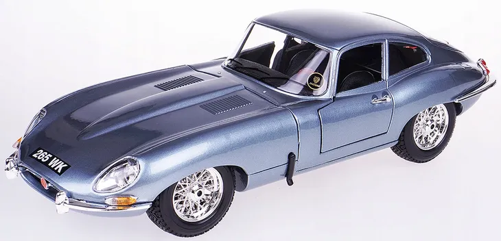 jaguar-e-coupe-1961-silver-blue-1-18-bburago-model-18-12044