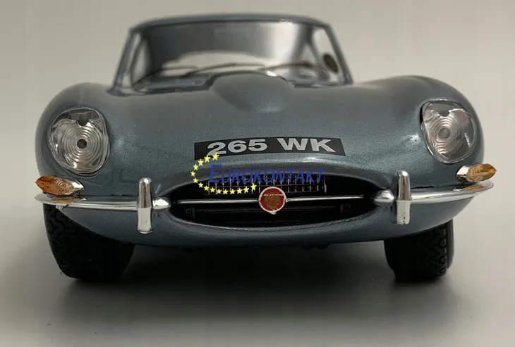 jaguar-e-coupe-1961-silver-blue-1-18-bburago-stan-nowy-stan-zlozenia-zlozony