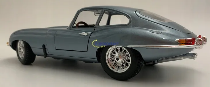 jaguar-e-coupe-1961-silver-blue-1-18-bburago-stan-nowy-model-18-12044