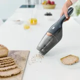 odkurzacz-pionowy-electrolux-eerc75db-niebieski-zalaczone-wyposazenie-dysza-szczelinowa-rozciagany-waz-ssawka-do-tapicerki