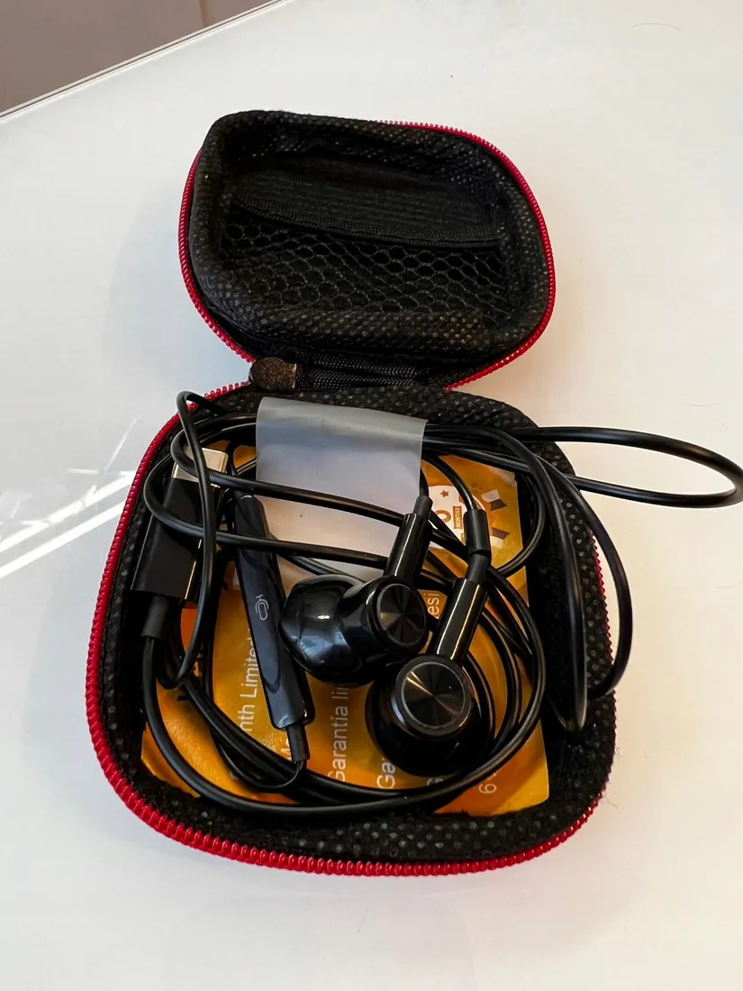 magnetyczne-sluchawki-usb-c-stan-powystawowy