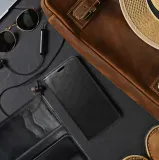 etui-z-klapka-do-iphone-13-13-pro-czarny-stan-nowy
