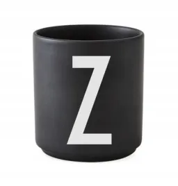 czarny-porcelanowy-kubek-design-z-literka-z