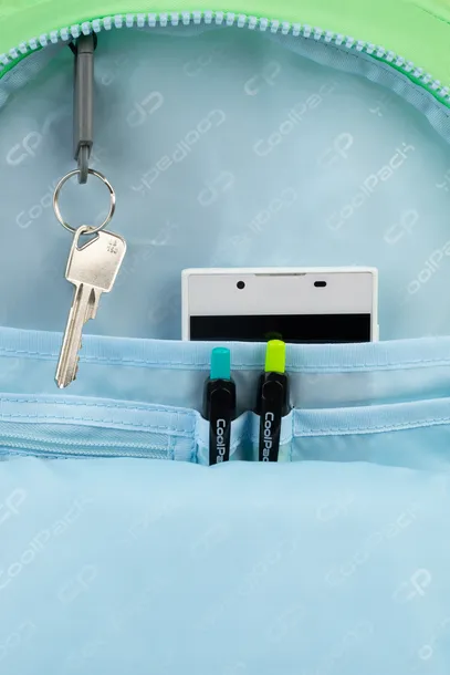 plecak-2-komorowy-coolpack-pick-gradient-mojito-cechy-dodatkowe-elementy-odblaskowe-kieszen-na-laptopa-lub-tablet-kieszen-na-napoje-regulowany-pasek-usztywniane-plecy