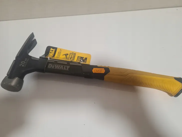 dewalt-mlotek-stalowy-567g-waga-z-opakowaniem-0-15-kg