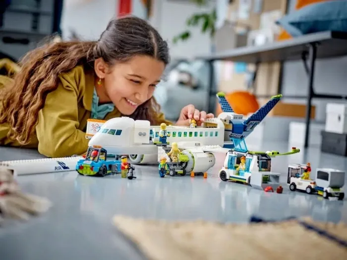 lego-city-60367-samolot-pasazerski-liczba-elementow-913