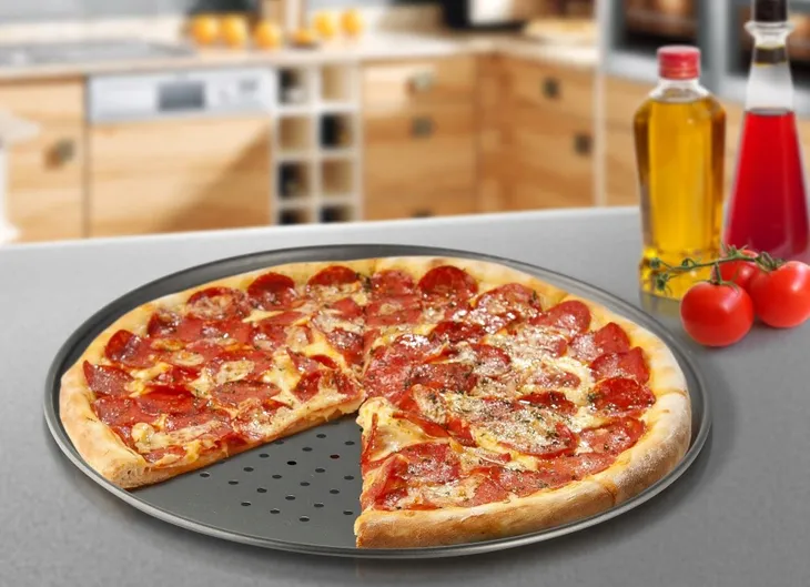 forma-do-pizzy-perforowana-32-cm-dlugosc-32-cm