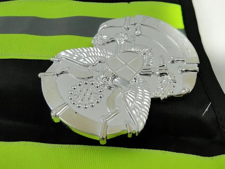 czapka-policyjna-stan-nowy-motyw-policjant