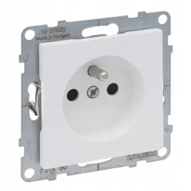 legrand-gniazdo-2p-z-z-przeslona-zaciski-automatyczne-bialy-suno-721180