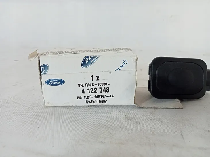 przycisk-klapy-tyl-oryginal-ford-4122748-typ-samochodu-samochody-osobowe
