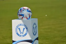 podest-stojak-na-pilke-nozna-z-miejscem-na-reklame-klubu-lub-sponsora