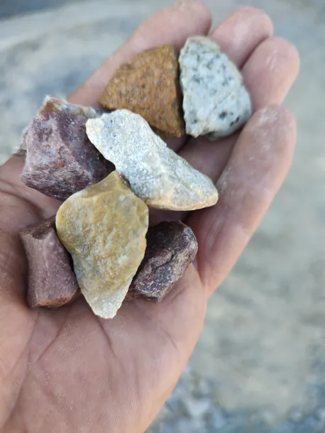 otoczak-kamien-ogrodowy-roznokolorowy-odcien-miodowy-16-32-20-kg-waga-z-opakowaniem-1000-kg