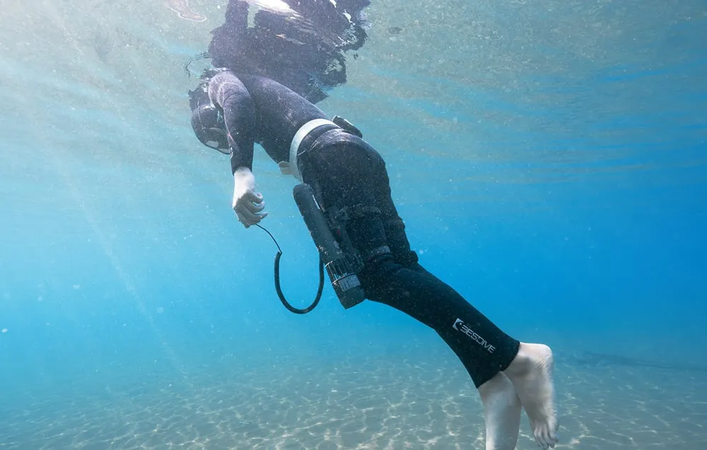 wired-finger-ring-controller-waydoo-for-underwater-scooter