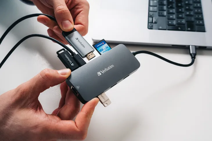 verbatim-adapter-hub-usb-c-hdmi-3xusb-a-sd-microsd-2xusb-c-eternet-alumi-stan-nowy