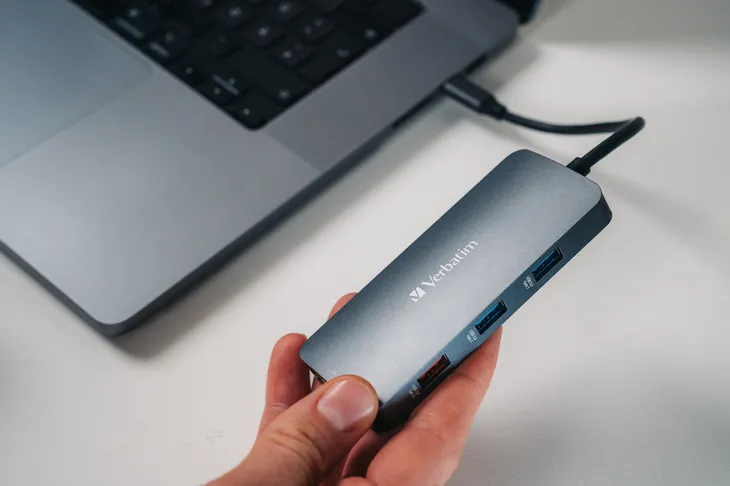 verbatim-adapter-hub-usb-c-hdmi-3xusb-a-sd-microsd-2xusb-c-eternet-alumi-stan-nowy
