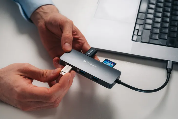 verbatim-adapter-hub-usb-c-hdmi-3xusb-a-sd-microsd-2xusb-c-eternet-alumi-stan-nowy