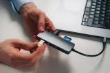 verbatim-adapter-hub-usb-c-hdmi-3xusb-a-sd-microsd-2xusb-c-eternet-alumi-stan-nowy