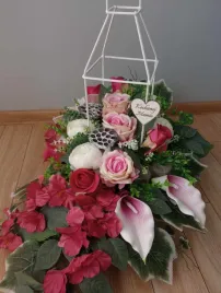 kwiaty-stroik-na-cmentarz-grob-kompozycja-premium-z-lampionem