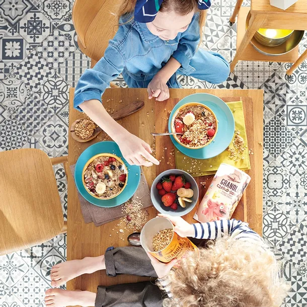 granola-czeko-squad-wyprzedaz-receptury-produkt-nie-zawiera-antyzbrylaczy-barwnikow-cholesterolu-drozdzy-glutenu-gmo-jajek-konserwantow-oleju-palmowego-laktozy-tluszczy-trans-utwardzanych-cechy-dodatkowe-ekologiczne-niesiarkowane-niski-indeks-glikemiczny-niskotluszczowe-wegetarianskie-weganskie-wysoka-zawartosc-blonnika