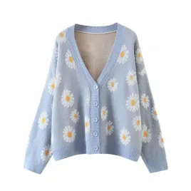 sweter-damski-niebieski-w-kwiaty-pastelowy-blue-z-guzikami