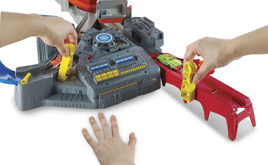 ZJEŻDZALNIA TOR SAMOCHODOWY WYŚCIGOWY HOT WHEELS ZAKRĘCONY