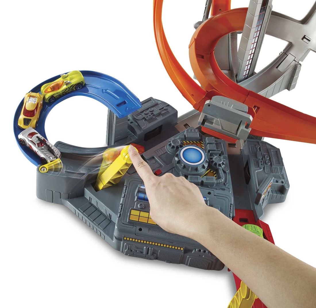 ZJEŻDZALNIA TOR SAMOCHODOWY WYŚCIGOWY HOT WHEELS ZAKRĘCONY