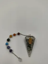 wahadelko-z-orgonitem-czakry-hamsa-zielono-biale