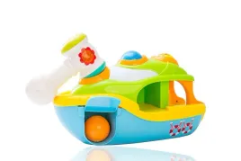 kolorowa-lodeczka-z-mloteczkiem-dla-najmlodszych