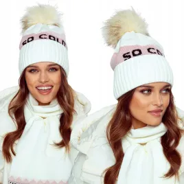 czapka-damska-zimowa-so-cold-we-wzor-z-pomponem-bezowa-rozowa