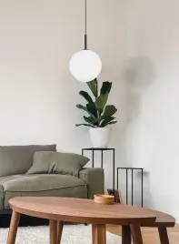 lampa-wiszaca-mleczna-biala-kula-faro-30-czarna