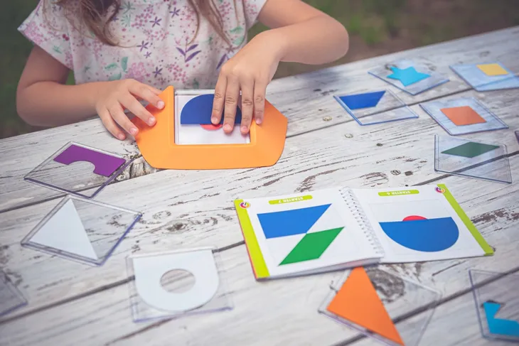 kolorowy-kod-polska-wersja-smart-games-rodzaj-podstawa