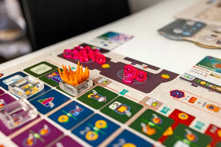 voidfall-portal-games-material-karton-papier-plastik