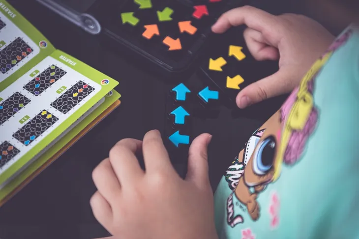 smart-games-iq-arrows-pl-iuvi-games-rodzaj-podstawa