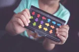 smart-games-iq-arrows-pl-iuvi-games-informacje-dodatkowe-wersja-podrozna