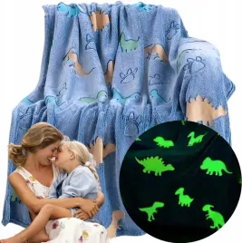 koc-swiecacy-w-ciemnosci-150x200-dinozaury-miekki-mily-pled-narzuta-glow