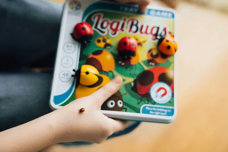 smart-games-logibugs-eng-iuvi-games-rodzaj-podstawa