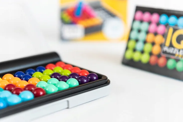 iq-puzzler-pro-smart-games-bohater-brak