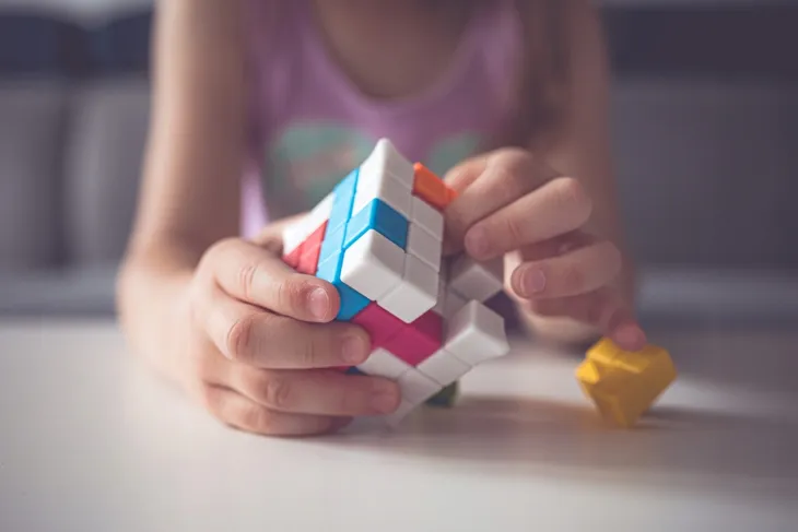 smart-games-plug-and-play-puzzler-minimalna-liczba-graczy-1