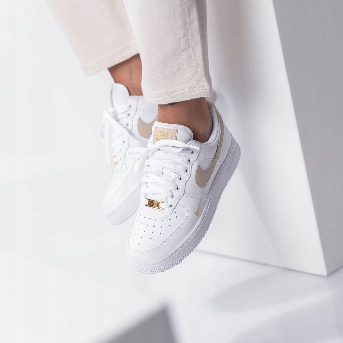 NIKE AIR FORCE 1 '07 CZ0270-105 damskie r. 37,5 – 214191210