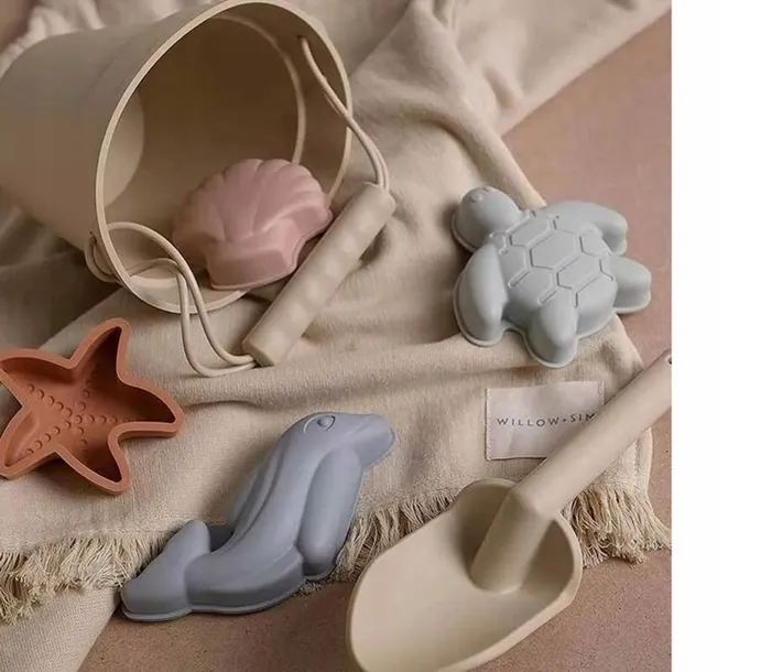 silikonowe-zabawki-do-piasku-miekkie-do-wody-na-plaze-wiaderko-foremki-kod-producenta-376832678-stan-nowy