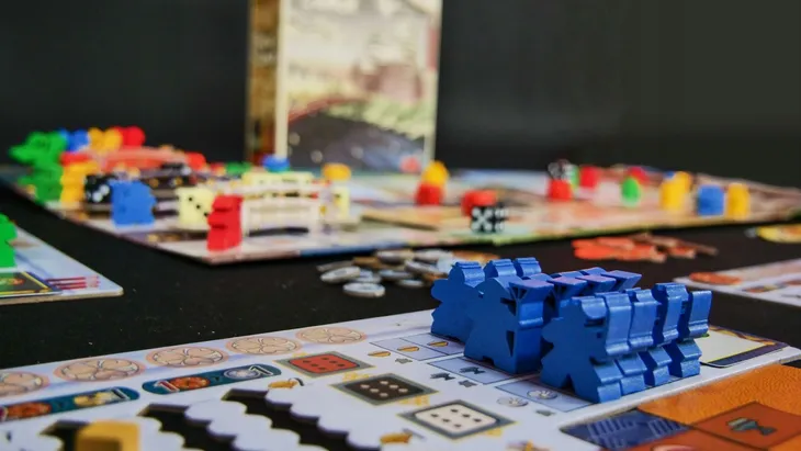 gra-bialy-zamek-rodzaj-podstawa