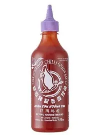 sos-sriracha-ostry-hot-55percent-chilli-z-cebula-onion-flying-goose-455ml