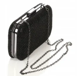 czarna-zgrabna-blyszczaca-kopertowka-puzderko-na-lancuszku