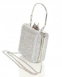 srebrna-zgrabna-blyszczaca-kopertowka-puzderko-na-zlotym-lancuszku-raczka