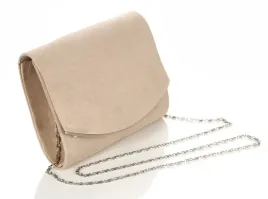 efektowna-bezowa-kopertowka-na-lancuszku-zamsz