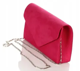 efektowna-zamszowa-kopertowka-na-lancuszku-fuksja