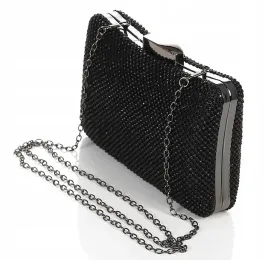 czarna-zgrabna-blyszczaca-kopertowka-puzderko-na-lancuszku