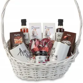 podziekowanie-dla-rodzicow-kosz-prezentowy-nadruk-kubki-herbata-kawa-syropy