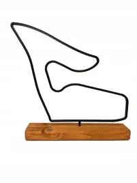 model-toru-redbull-ring-austria-f1-na-drewnianej-podstawce-f1-formula-1