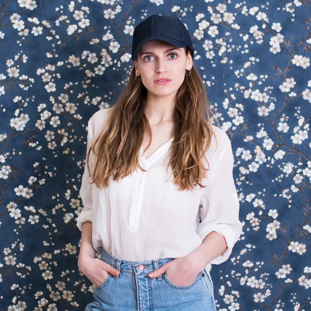 czapka-prosty-jeans-stan-nowy